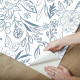 Papier peint auto-adhésif - Motifs floraux blanc et bleu 