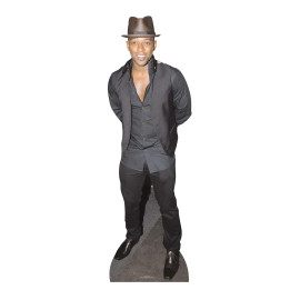 Figurine en carton - Oritse Williams JLS - Chanteur Britannique les mains derrrière le dos