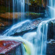 Waterfall big, rideau imprimé chutes d'eau sur rocher effet multicolore 280x245 cm, 2 parts zoom