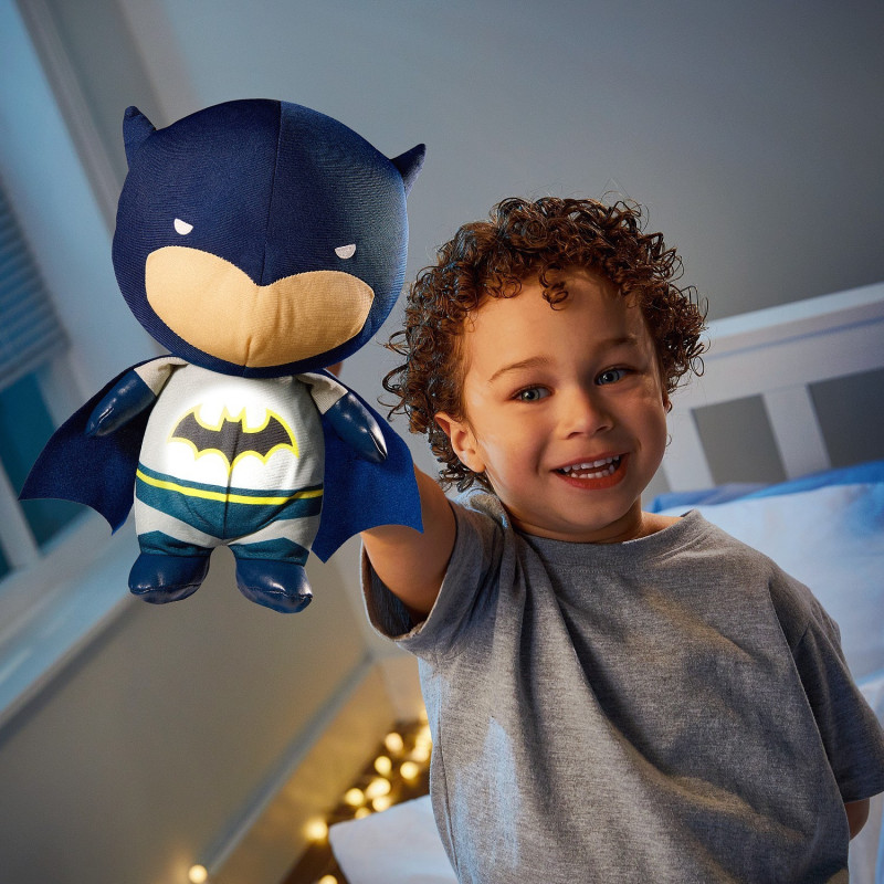 Veilleuse peluche DC Comics - Batman - 26 cm  Veilleuse peluche sur  Veilleuses et luminaires pour enfant sur Déco de Héros